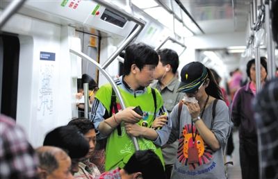 地鐵14號線，一名乘客正在車廂內(nèi)飲食。