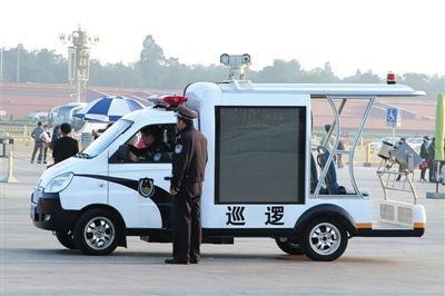 國慶節(jié)將至，昨日，天安門廣場增設新型巡邏車。該車配有遠射燈、顯示大屏、車頂攝像頭等設備。圖/CFP