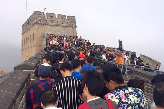 北京八達(dá)嶺長(zhǎng)城，游客在長(zhǎng)城上艱難移動(dòng)。