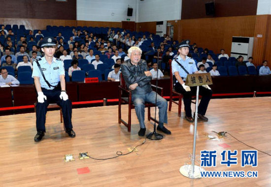 9月29日，方廣云在庭審現(xiàn)場。當日，“合肥房叔”腐敗窩案核心人物方廣云在安徽省廬江縣出庭受審。 新華社記者 郭晨 攝