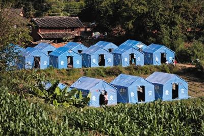 　昨日，云南省景谷縣永平鎮(zhèn)芒費(fèi)村地震中70受損戶，部分村民安置在帳篷里。
