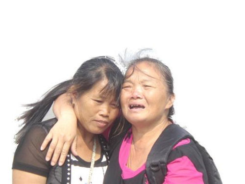 見到救命恩人魏冬桂（左），沈愛蘭十分激動(dòng)