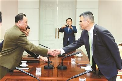 10月15日，韓國國防部國防政策室室長柳濟(jì)升和朝鮮人民武裝力量部偵查總局局長金英哲分別率團(tuán)出席板門店