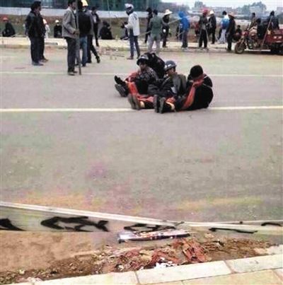 14日，沖突現(xiàn)場(chǎng)，幾名頭戴鋼盔的人被捆綁著。圖/東方IC