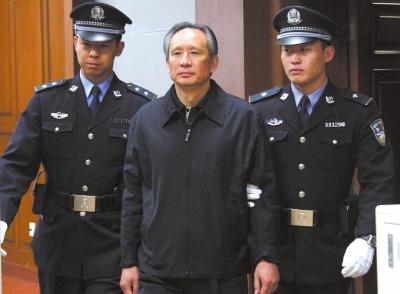 昨天，被告人張曙光在法庭上聽取宣判。新華社發(fā)