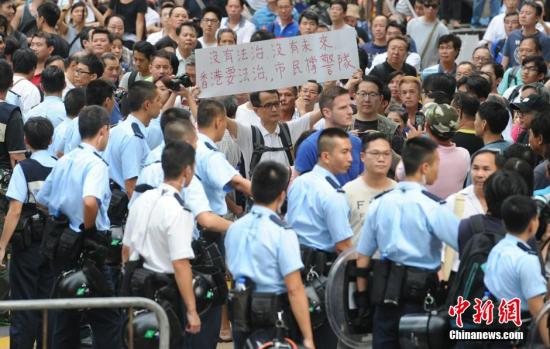 10月22日，有反對(duì)“占中”的市民前往旺角的非法占領(lǐng)區(qū)展示橫額，支持香港警隊(duì)。中新社發(fā) 譚達(dá)明 攝