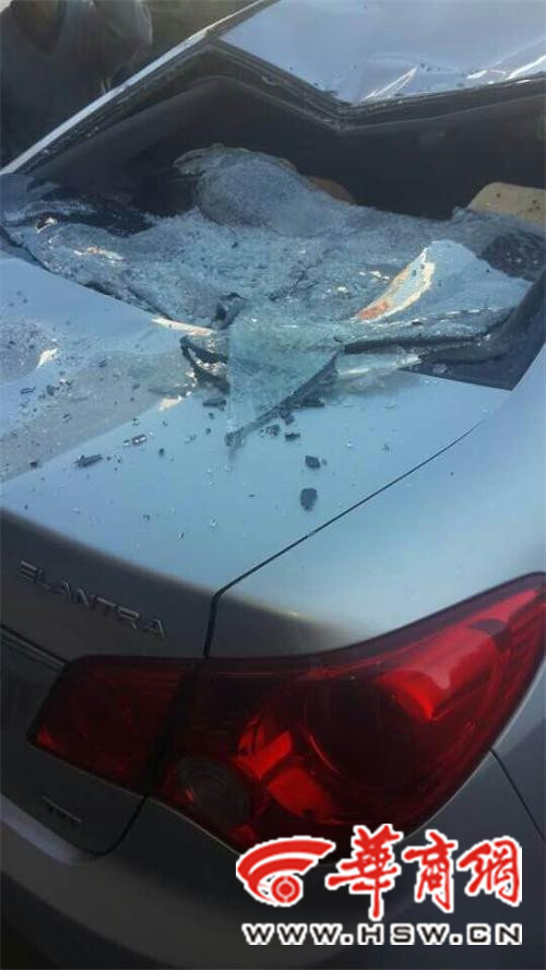 事發(fā)現(xiàn)場一輛伊蘭特轎車后擋風(fēng)玻璃破碎，車頂被砸出坑。記者 祁銘 攝