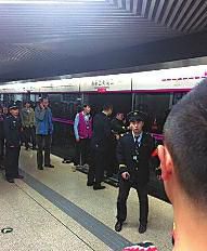 昨日18時(shí)57分，北京地鐵5號(hào)線惠新西街南口一女子遭遇不幸。昨晚9時(shí)記者在中日友好醫(yī)院發(fā)現(xiàn)女子已不幸身亡，女子遇險(xiǎn)是被夾在安全門和地鐵門中間，列車啟動(dòng)后掉下站臺(tái)。