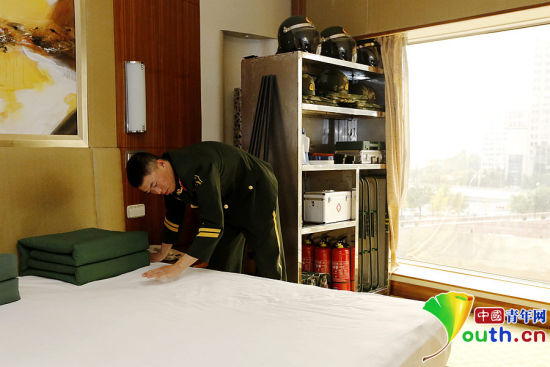 　11月7日，一名武警官兵在APEC駐地中國大飯店的房間內(nèi)整理內(nèi)務(wù)。