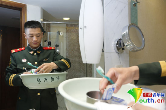 駐守APEC駐地中國大飯店的武警官兵將自己平時使用的臉盆、毛巾等帶到酒店房間。