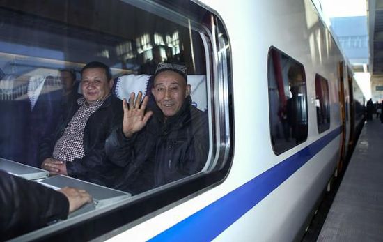 11月16日，旅客乘坐從烏魯木齊南站首發(fā)的D8602次列車。
