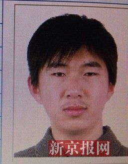 犯罪嫌疑人李小龍，27歲，唐山樂亭人。村干部說李小龍經(jīng)常把自己關(guān)在家里