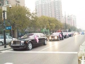 豪華婚禮車隊(duì)。(網(wǎng)友供圖)