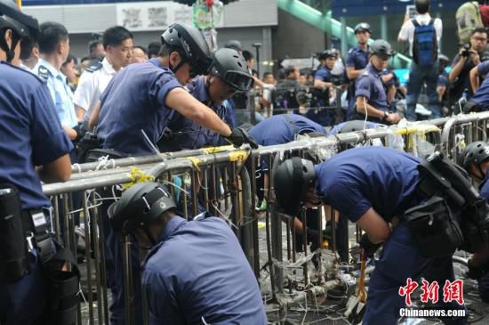 11月26日，香港法庭執(zhí)達(dá)主任在旺角彌敦道執(zhí)行禁制令，清除非法障礙物，后因受阻而要求警方協(xié)助執(zhí)行。