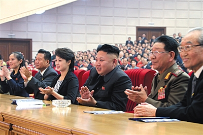　5月19日，金正恩和夫人李雪主觀看演出，金與正（左一）坐在金正恩右邊第三個(gè)位置。
