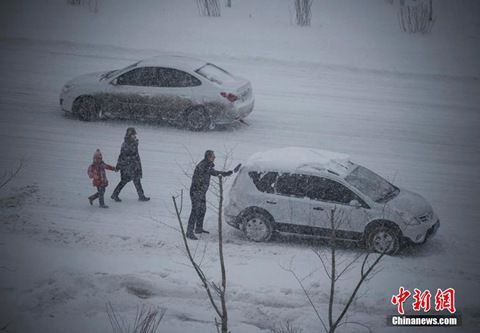 12月8日，經(jīng)過一夜降雪，烏魯木齊已是皚皚白雪一片。（圖片來源于中新網(wǎng)）