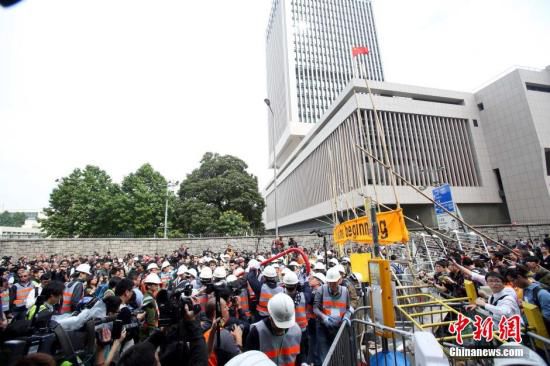 12月11日上午，香港非法“占領(lǐng)區(qū)”清除障礙物。
