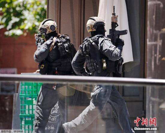 目前咖啡館已經(jīng)關(guān)閉，警方，包括全副武裝的特警隊已經(jīng)將咖啡館包圍。