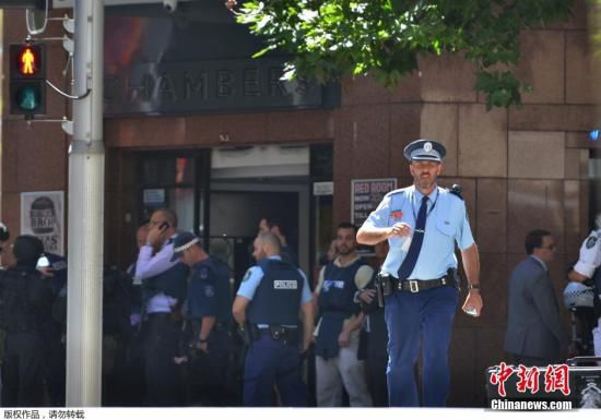 發(fā)生人質(zhì)劫持的咖啡屋位于馬丁廣場，是悉尼市最為繁忙的中央商業(yè)區(qū)。