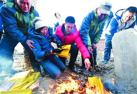 昨日，呼格吉勒?qǐng)D的父母揣著無(wú)罪判決書(shū)的復(fù)印件來(lái)到兒子墳前祭奠?！?新華社