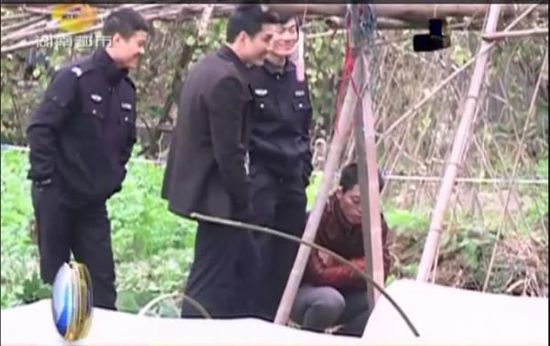 一個(gè)見(jiàn)習(xí)警官，一個(gè)二級(jí)警司，和一個(gè)便衣人員站在菜地里笑。