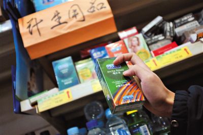 清苑路“世紀華聯(lián)超市清友園店”的貨架上，擺放著購自網(wǎng)店的“高仿”避孕套。