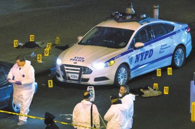 美國紐約兩名警察20日在巡邏車內突遭槍擊身亡。紐約警察局長威廉·布拉頓說，槍手行兇后跑入附近一座地鐵站飲彈自盡，沒有跡象顯示這起血案與恐怖主義有關聯(lián)。