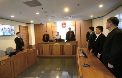 昨日，鄒恒甫及北大有關(guān)負(fù)責(zé)人并未到庭，圖為法官正在進(jìn)行宣判。