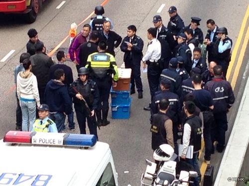 香港一運鈔車錢箱跌出車外紙幣散落馬路（圖）