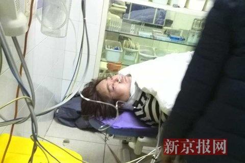 正在306醫(yī)院接受搶救的傷者。新京報記者 孔曉琦 攝