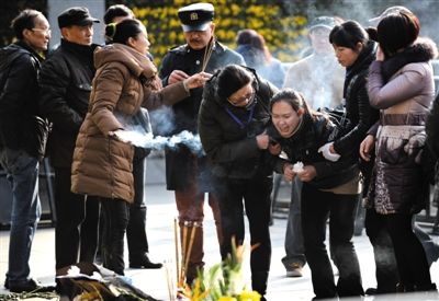 昨日，上海，外灘踩踏事件遇難者家屬來到事發(fā)地獻花祭奠。