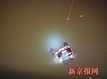 運(yùn)鈔車打撈現(xiàn)場。