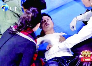天津衛(wèi)視一檔明星真人秀娛樂節(jié)目中，海南省武術(shù)協(xié)會(huì)副秘書長楊成章被打倒在地，表情痛苦。