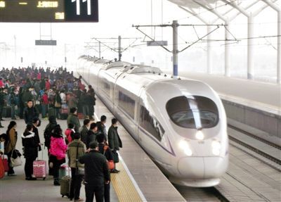 　2014年1月3日，江蘇徐州，旅客在等候乘坐京滬高鐵和諧號動(dòng)車組列車。圖/CFP