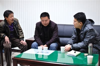1月7日，陜西省榆林市，國家信訪局第五督查組成員王治鐸（右一）與兩名信訪人約談。 楊凱 攝