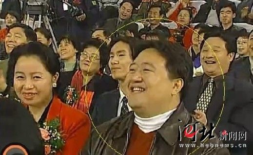 該名男子連續(xù)多年在春節(jié)晚會(huì)中出現(xiàn)，被網(wǎng)友稱為“十年最牛笑臉哥”。