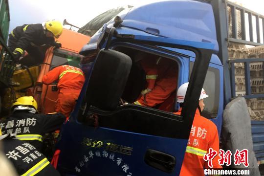 圖為21日，蘭南高速河南段21輛汽車發(fā)生連環(huán)相撞事故，消防人員對被困傷員進(jìn)行緊急救援。　郭浩　攝
