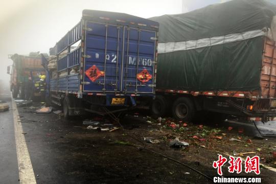 圖為21日，蘭南高速河南段車禍?zhǔn)鹿尸F(xiàn)場一片狼藉?！」啤z
