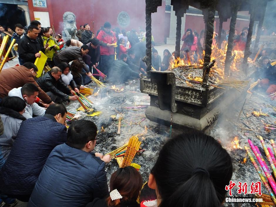大年初五全國各地民眾燒香拜財神