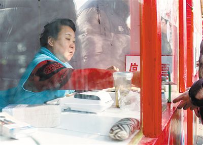 龍?zhí)稄R會(huì)售票員呂秀珍。新京報(bào)記者
