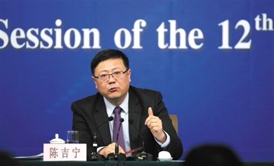 昨日，十二屆全國人大三次會議新聞中心，環(huán)保部部長陳吉寧回答中外記者提問。新京報記者 陳杰 攝