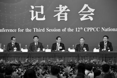 昨日，政協(xié)十二屆三次會(huì)議舉行記者會(huì)，五位嘉賓回答中外記者提問(wèn)。京華時(shí)報(bào)記者王海欣攝