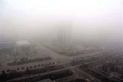 昨日，連云港市贛榆區(qū)14層高樓上拍攝的大霧天氣。當(dāng)日，江蘇省多地出現(xiàn)大霧天氣。新華社發(fā)