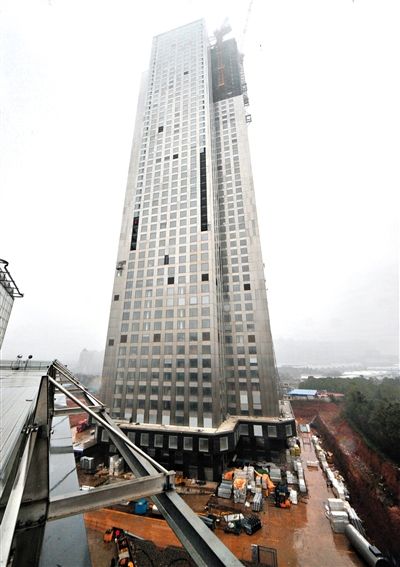 湖南遠(yuǎn)大可建公司采取模塊化建造技術(shù)建造的57層高樓施工現(xiàn)場。新華社發(fā)