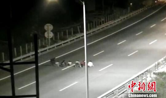 孩子們將高速公路當(dāng)成跑道賽跑?！【焦﹫D　攝