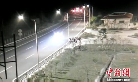 看到車(chē)輛經(jīng)過(guò)，孩子們便急忙跑到一旁的花圃上?！【焦﹫D　攝