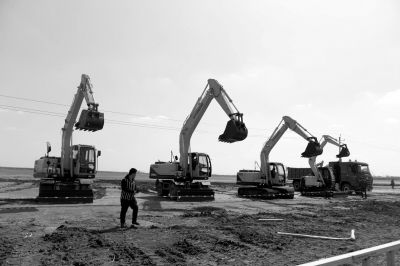 　北京現(xiàn)代滄州工廠開工儀式上，多臺(tái)挖掘機(jī)齊鳴。京華時(shí)報(bào)記者譚青攝