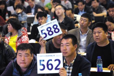 昨日，拍賣現(xiàn)場(chǎng)競(jìng)拍者舉牌競(jìng)拍。新京報(bào)記者