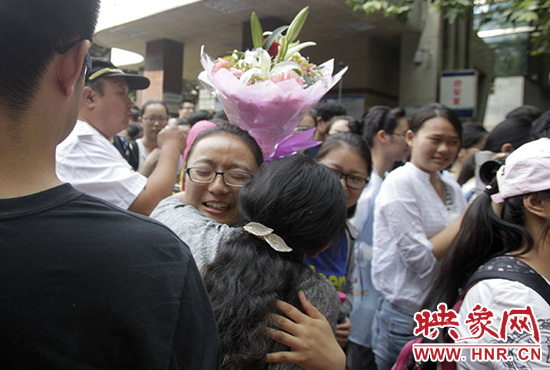 沖向你，給你一個(gè)深情的擁抱。