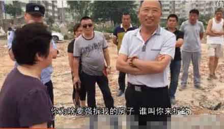 干部笑對拆遷戶 干部笑對拆遷戶